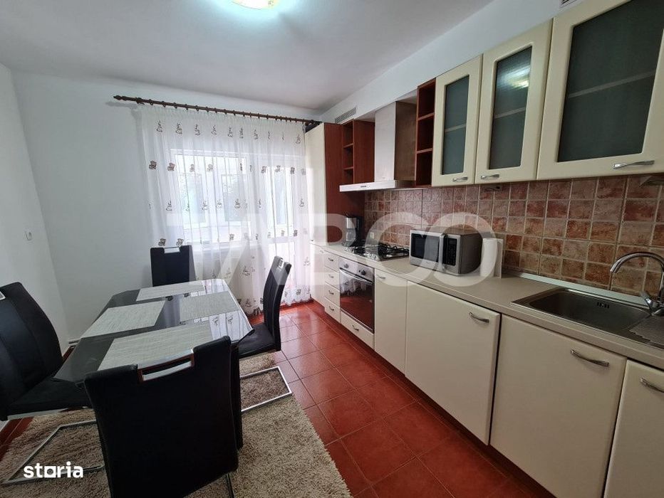 Apartament spatios cu 3 camere si 2 bai plus balcon in zona Central