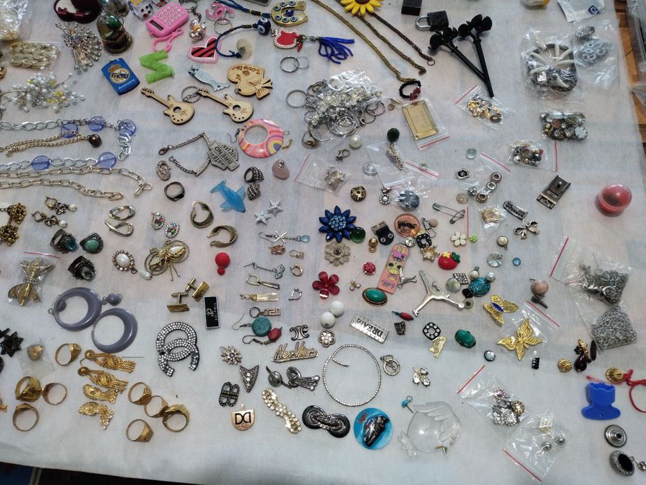 Разные безделушки бижутерия