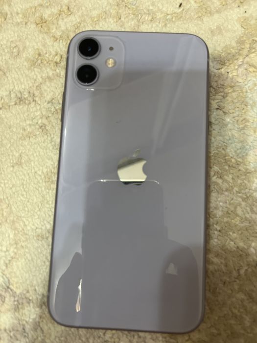 IPhone 11 с чехолом и кабелем