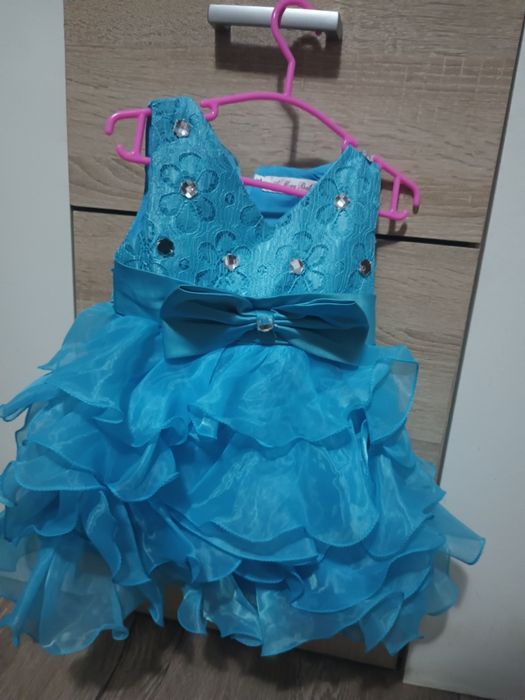 Vând rochițe de fetiță purtate de 2 ori preț 10 lei bucata și încălțăm