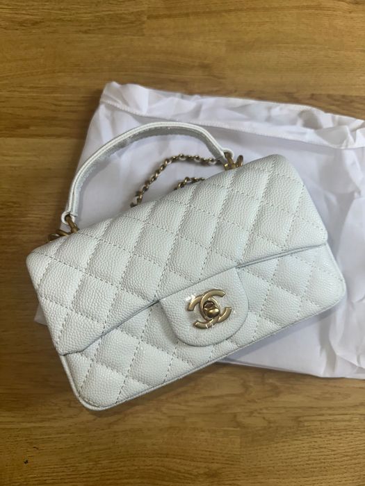 Дамска чанта в бял цвят