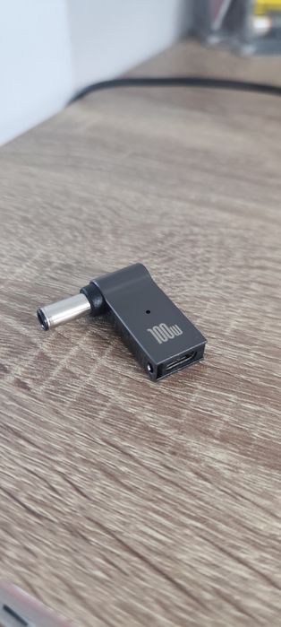 Адаптер за зареждане към лаптоп