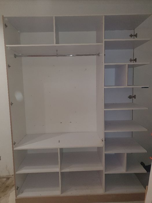 Шкаф в трехдверный продаётся