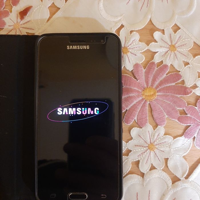 Vind telefon samsung j 3