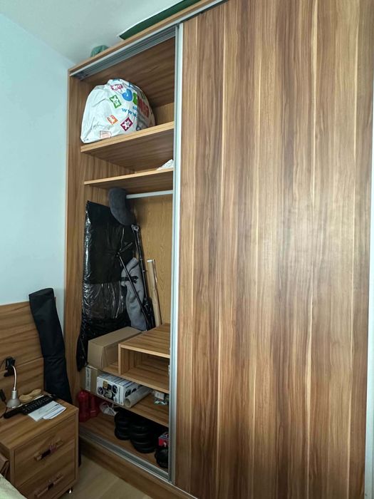Спалня с гардероб и нощни шкафчета
