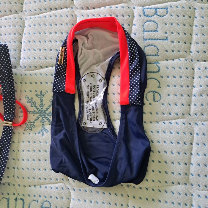 Нов бански в синьо на бели точки и ярко оранжево.