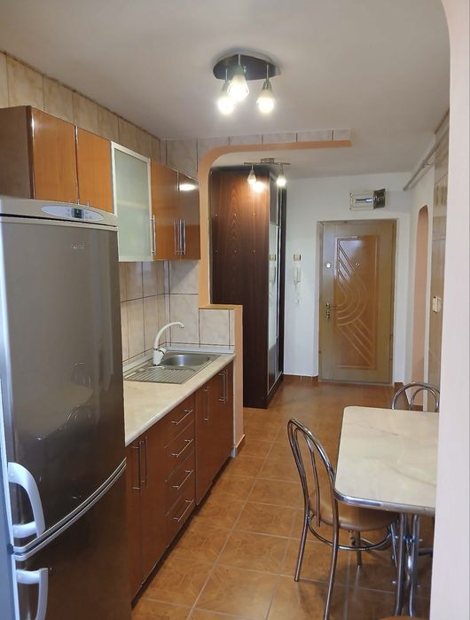 Inchiriez apartament cu 2 camere, decomandat