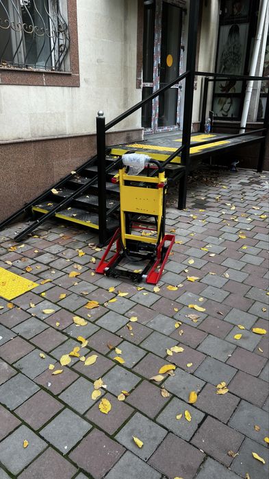 Подъемник лестничный, гусеничный для инвалидов