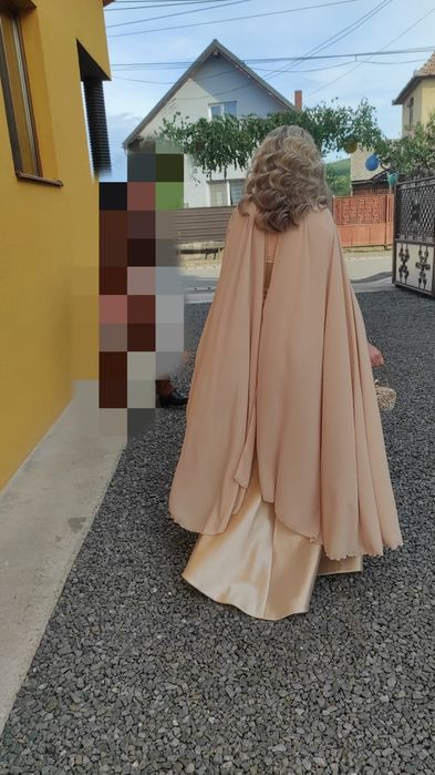 Rochie nasă cu trenă detașabilă și capă
