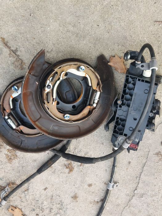 Стояночный тормоз на Subaru Outback    2012 год    .