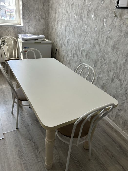 Стол сатылады стулясымен жақсы жағдайда