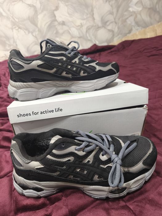 Продам кроссовки зимние Asics