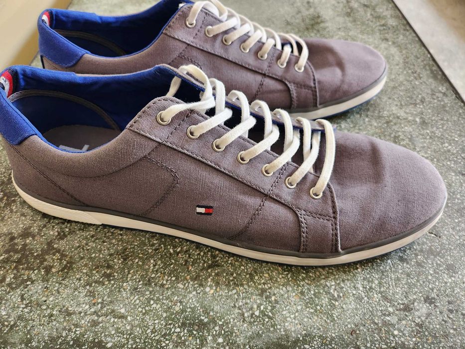 Продавам спортни мъжки обувки на марката Tommy Hilfiger