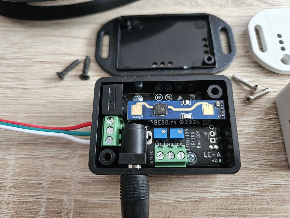 Controller banda LED digitala, WiFi, IR, senzor prezenta mmWave, ESP32