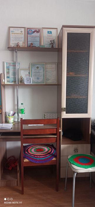 Продам уголок и компьютерный стол.