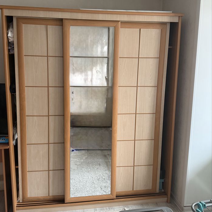 Плательный шкаф с полками для одежды!