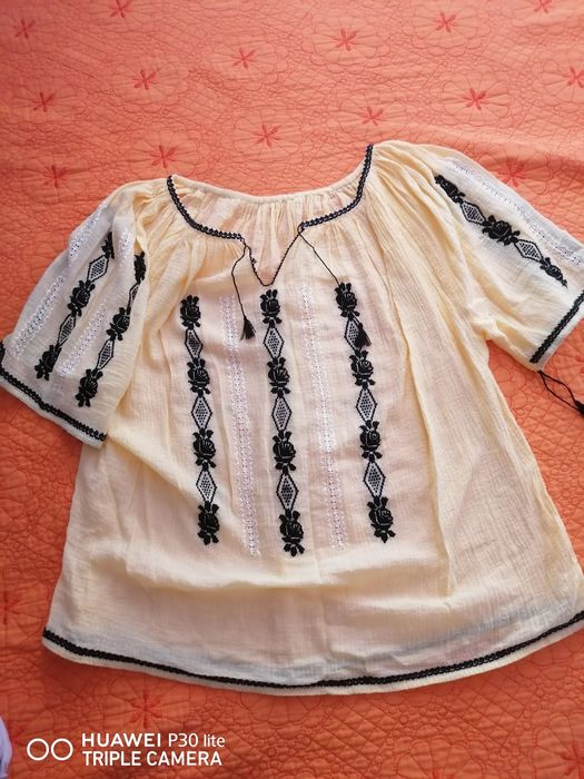 Realizez costume populare cusute manual.