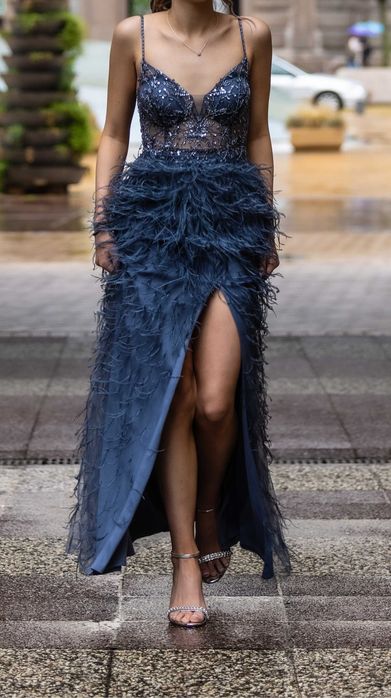 Бутикова бална рокля с естесвени пера