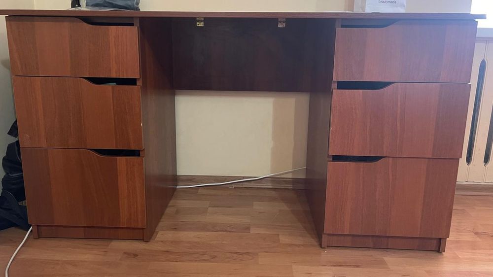 Продам стол школьный