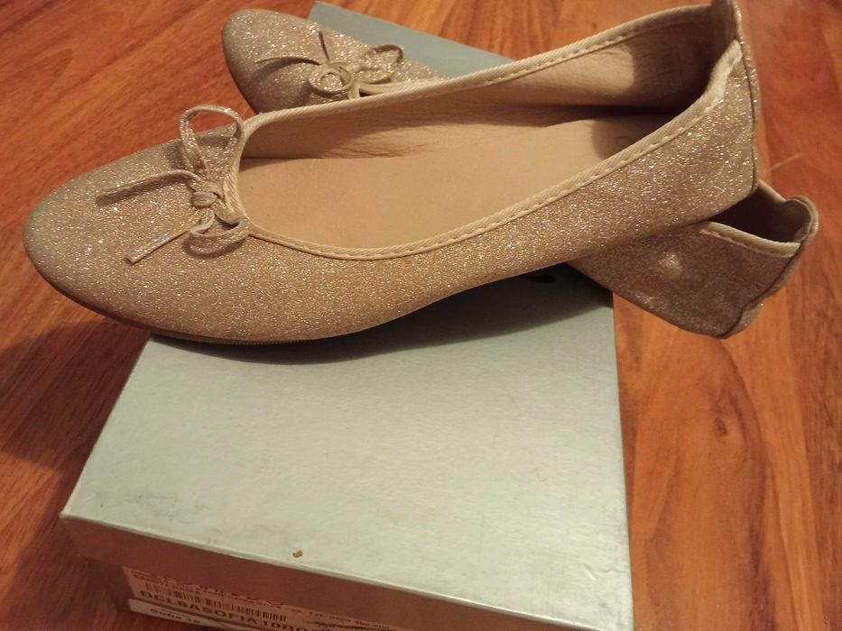 Vand balerini aurii marimea 38, noi - 30 lei