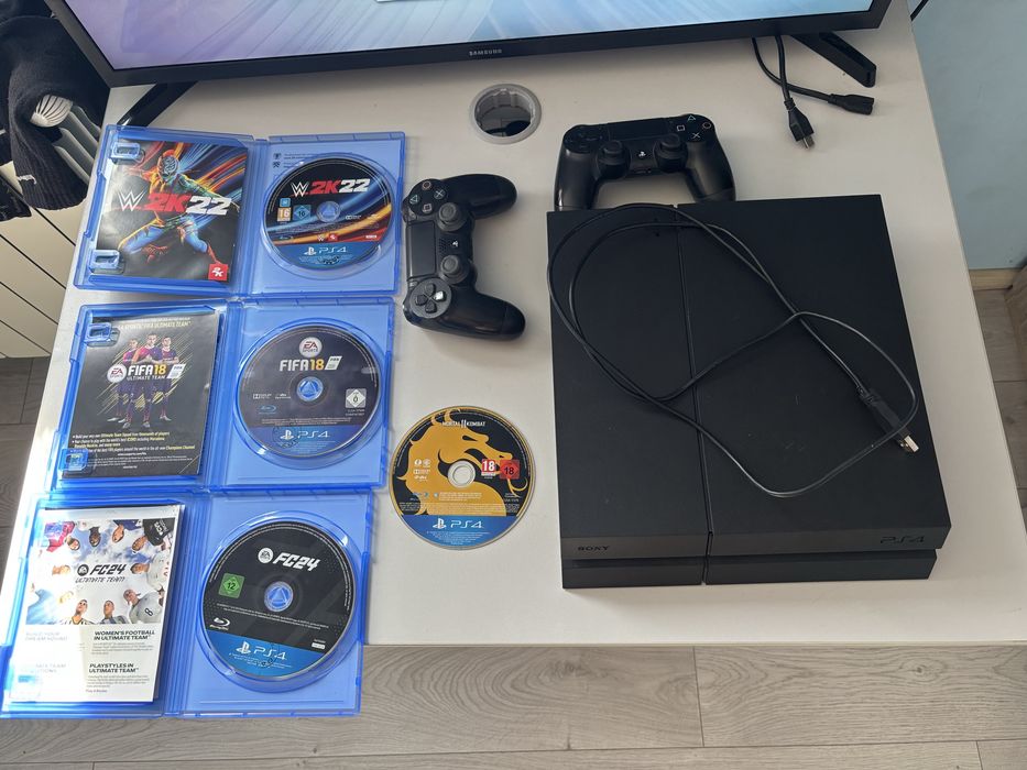 Ps4 fat 1tb, Fifa 24, W2k22, Wrc 10, Fifa 18, Mortal combat 11 ultimate! 2 джойстика, 2 кабела за зареждане, пълен комплект с всички други кабели