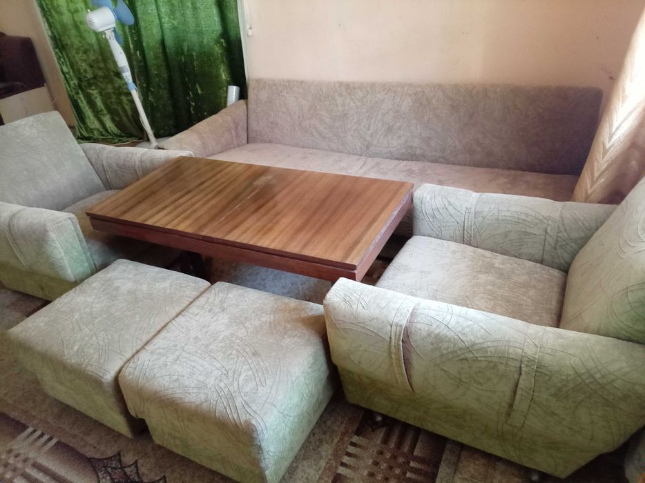 Подарява се холова гарнитура