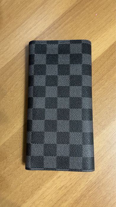 Кошелек Louis Vuitton на кнопке