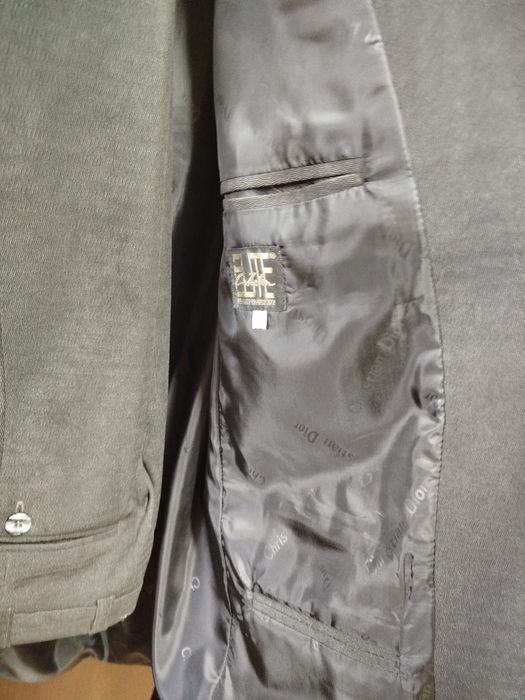 Мъжки костюм  ,тъмно сив