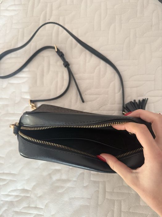 Оригинална дамска чанта Michael Kors – кафява, през рамо, с пискюл