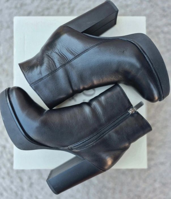 Ghete din piele naturala neagra,Lasocki,marimea 37, captusite, comode