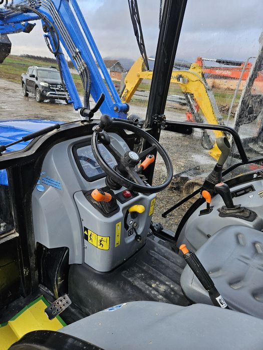 Tractor cu incarcator New Holland