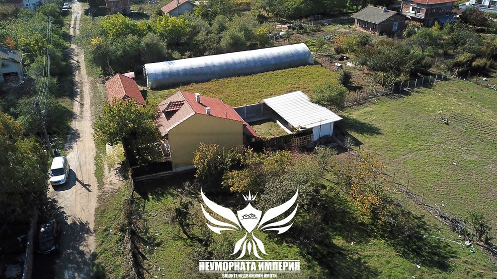 Под наем двуетажна къща с постройки 210РЗП с 1101кв. двор с.Тополово