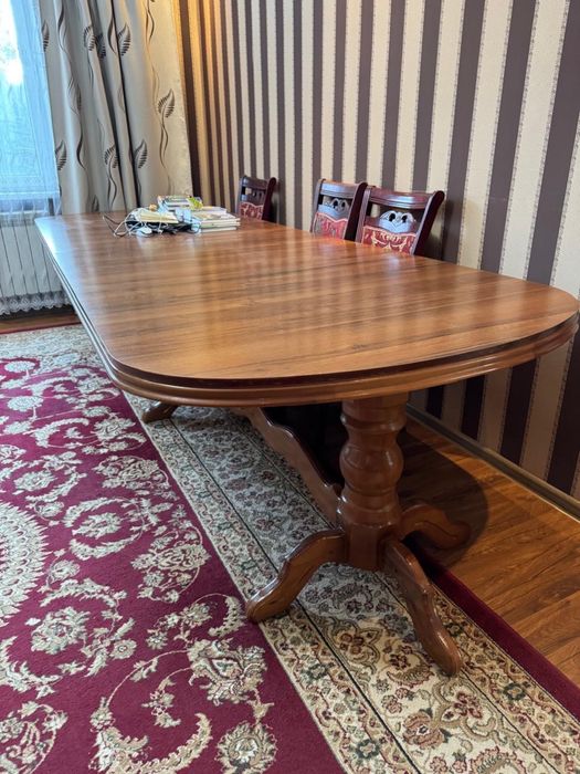 Стол деревянный.