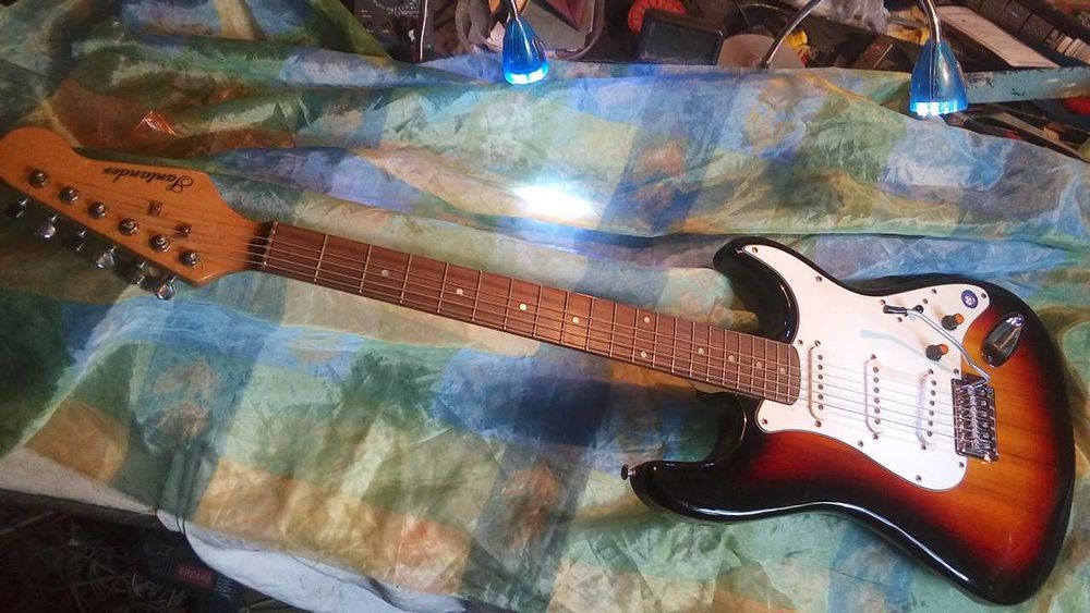 Електрическа / електроакустична китара, без забележки