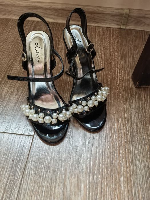 Дамски сандали с перли