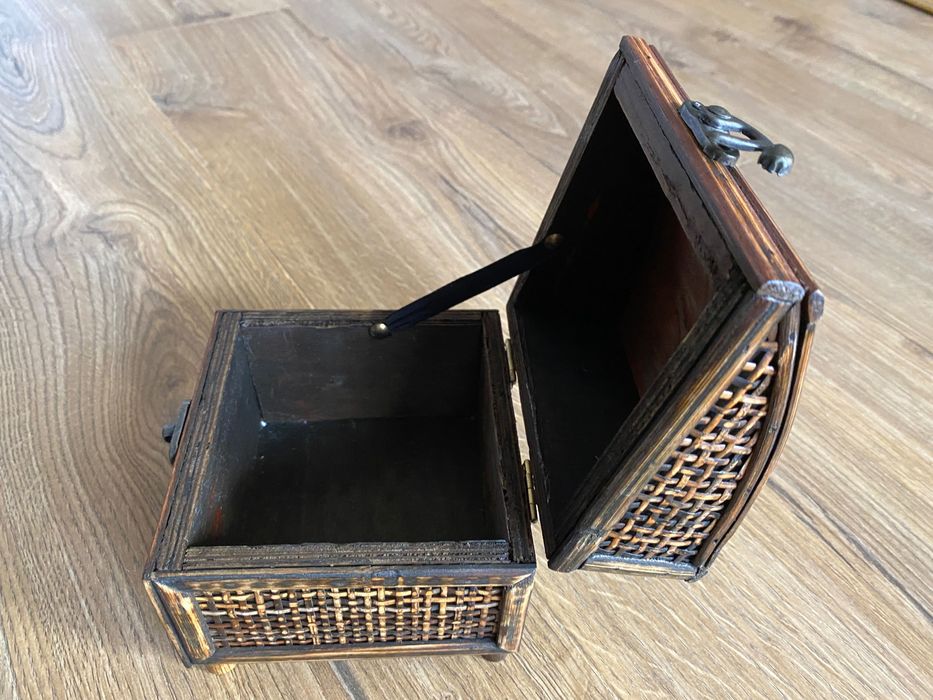 Кутийка за бижута от ратан.