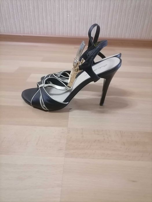 Босоножки на шпильке