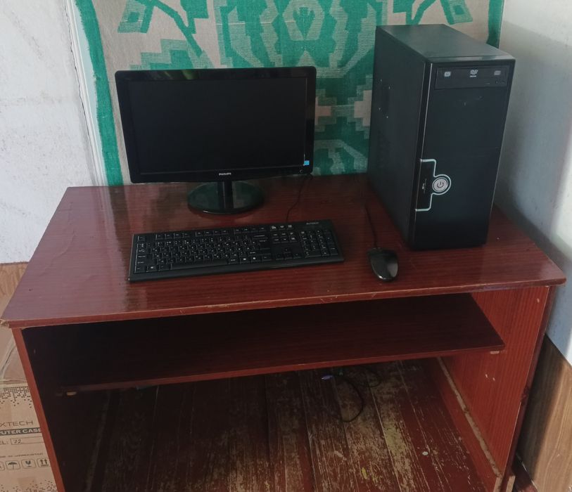 Ofis va òyin uchun kopyuter stoli bilan