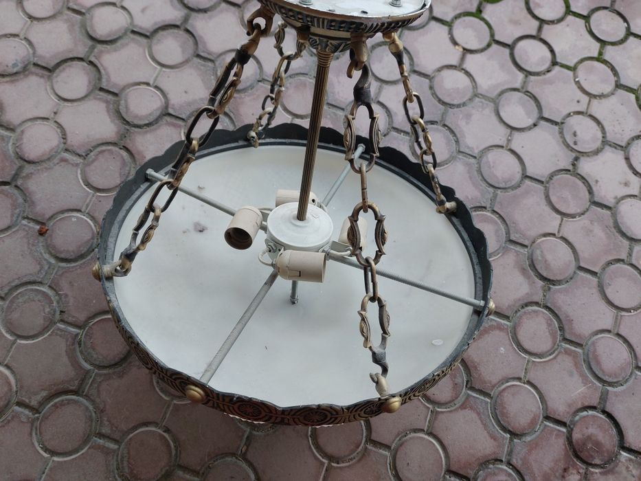 Люстра хорошая .