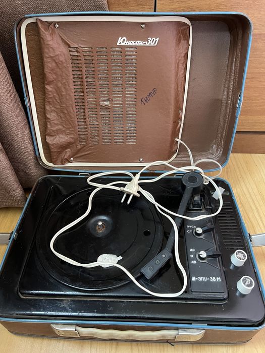 Проигрыватель Юность 301 СССР.