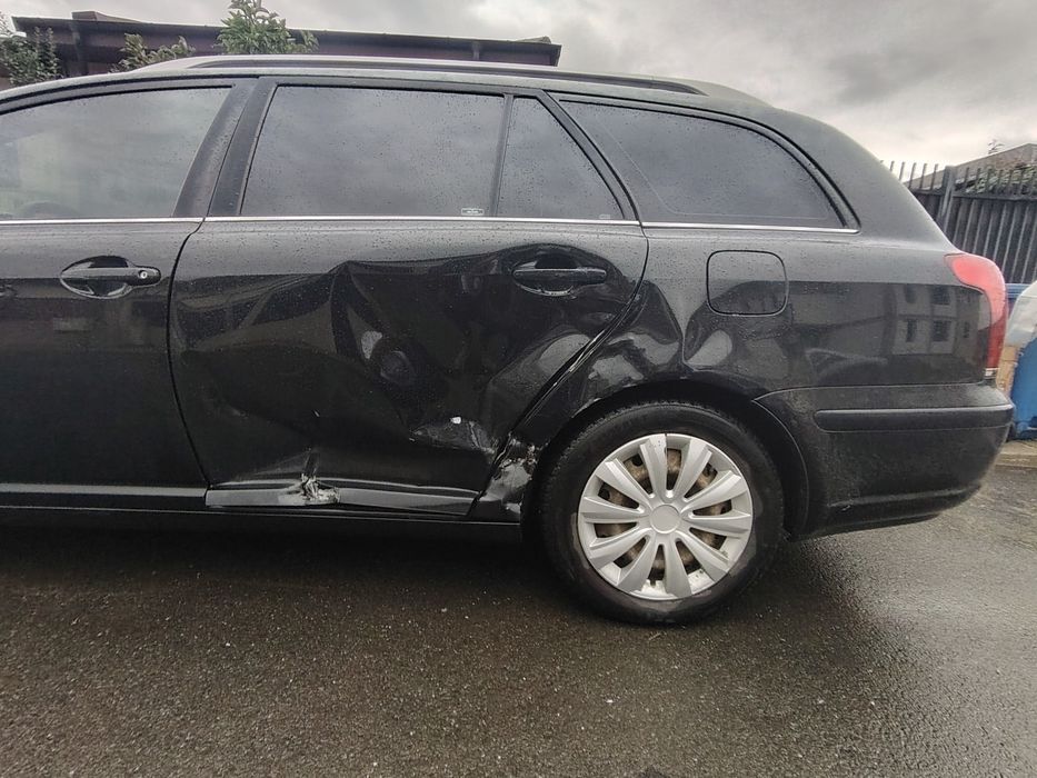 Vând Toyota Avensis avariat