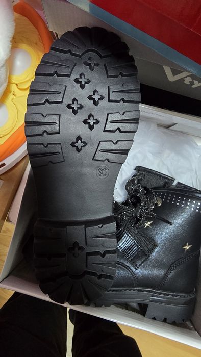 Pantofii sunt pentru fată.