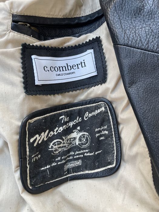 Geaca din piele naturala.