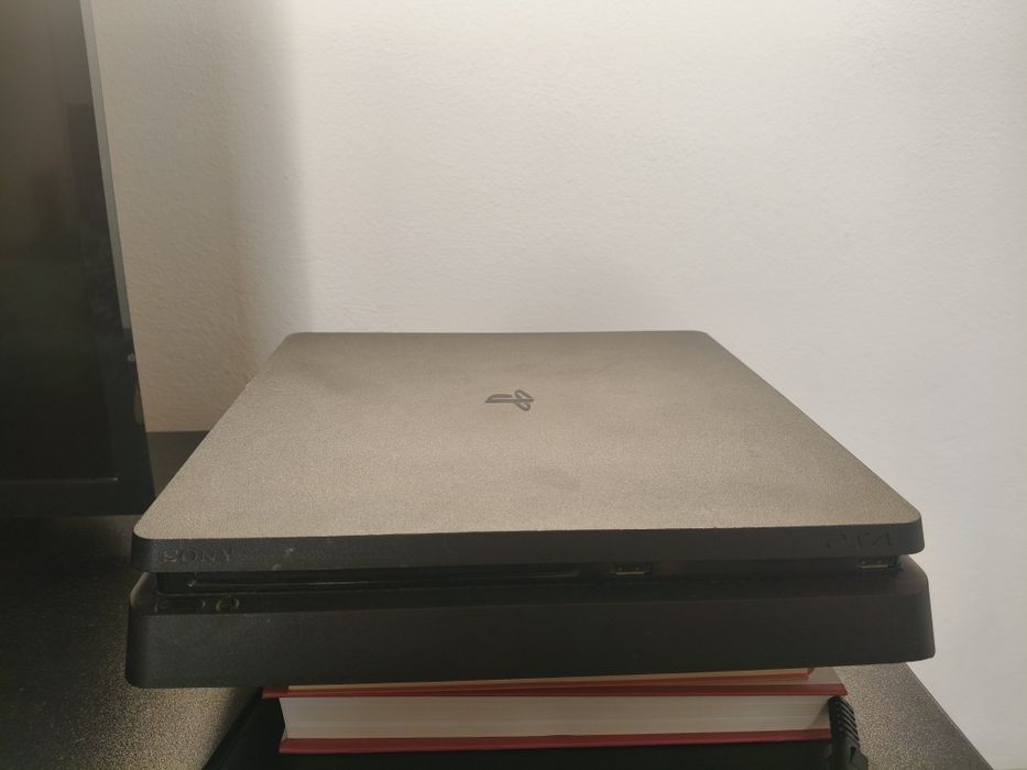 Vând PS 4 SLIM in stare foarte bună