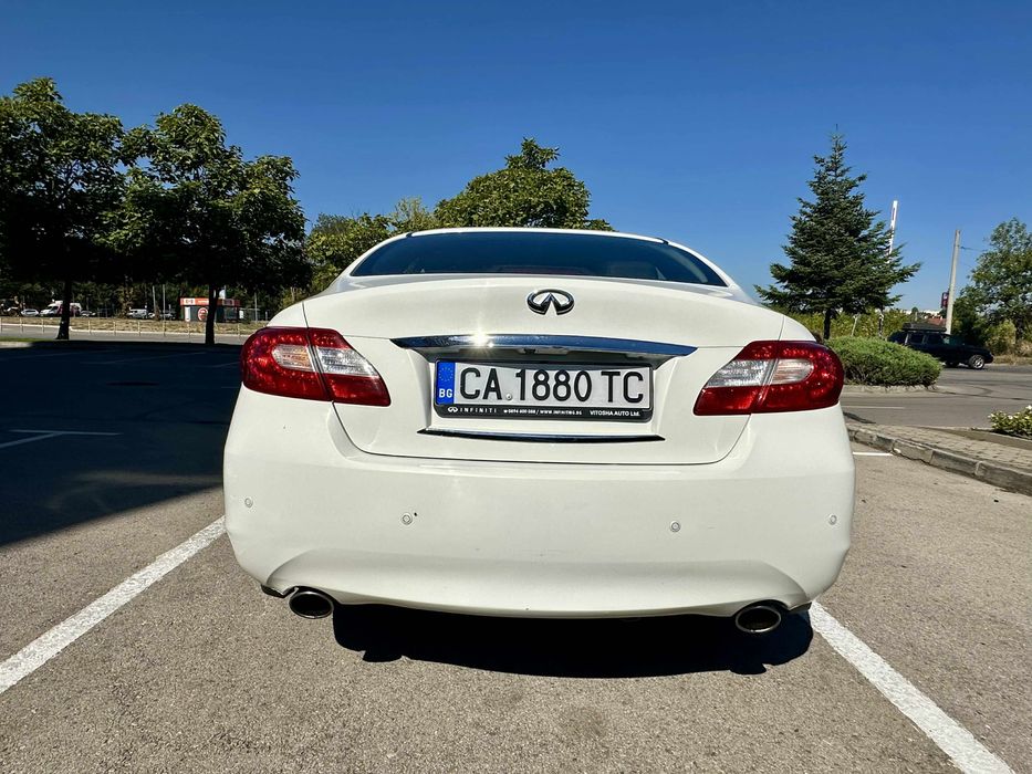 Автомобил INFINITI M35H hybrid