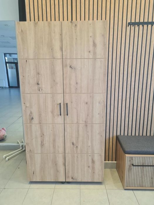 Mobilier ,mese,pantofar,scaune,dulap/rafturi.