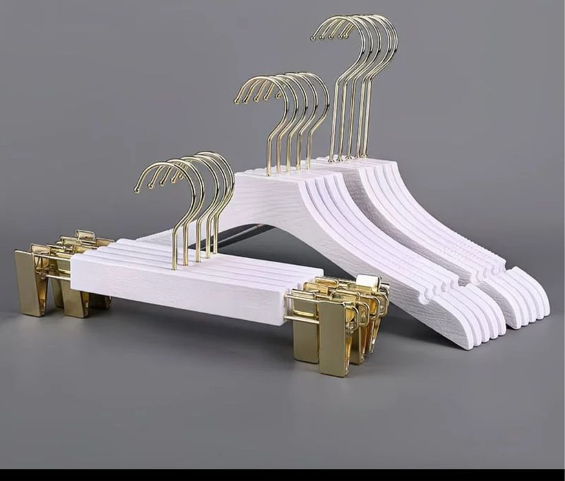 Вешалки для магазина одежды.