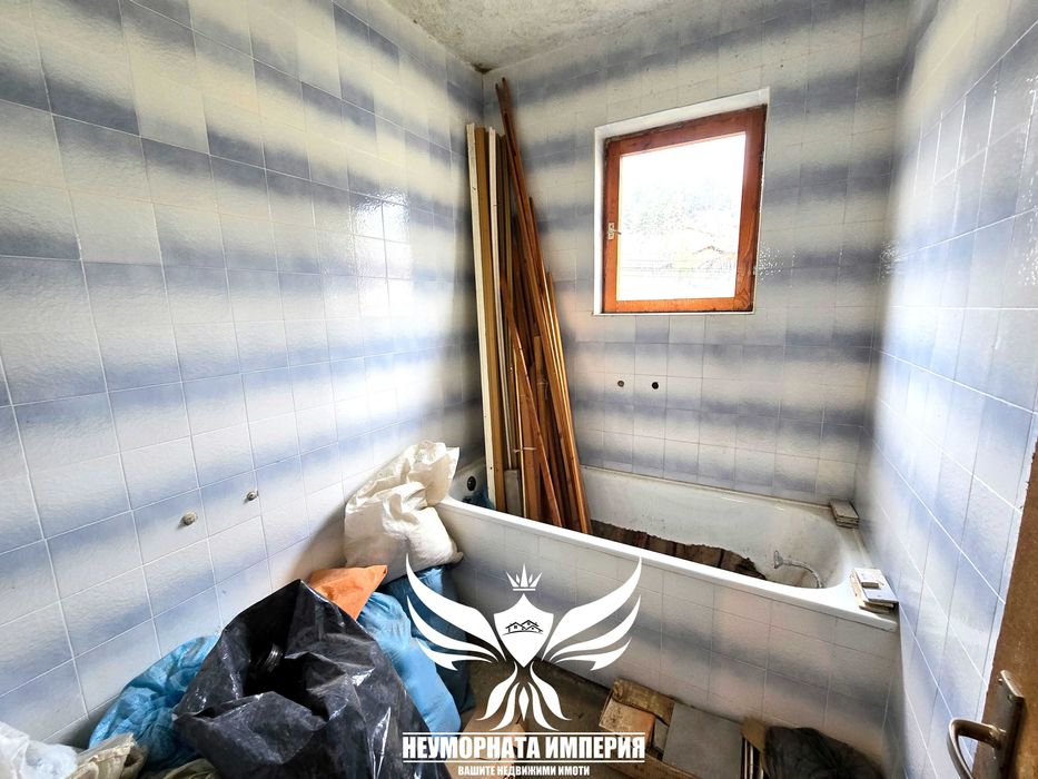 Продавам тристаен апартамент 128кв. с гараж, таван и изба в гр.Хисаря