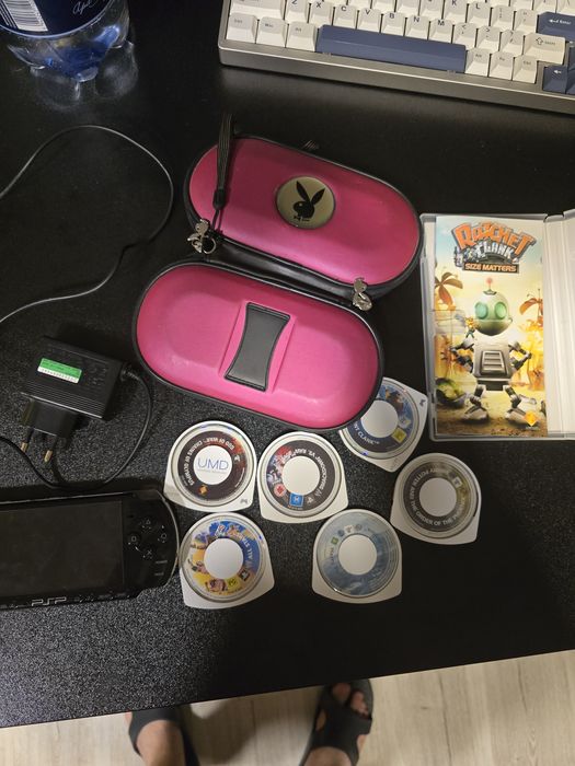 Consola handheld Psp 3000 modat 64gb si 7 cd uri de jocuri