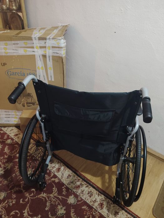 Scaun cu rotile pliabil bariatric • 235 kg • nou, nefolosit • solid